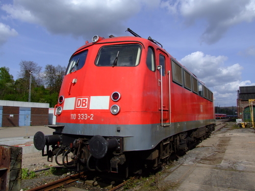 Червоний Deutsche Bahn локомотива