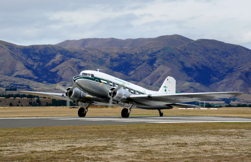 Avião no landing strip