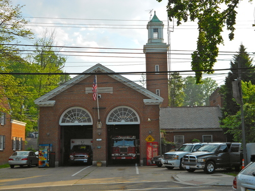 Estación de bomberos rojo