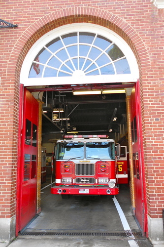 Camión de bomberos en la estación de bomberos