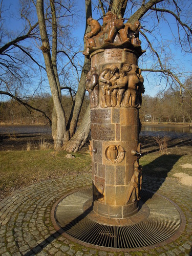 Monumento com fonte no parque