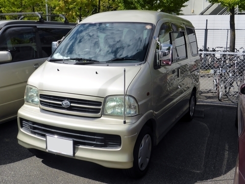 Vooraanzicht van Daihatsu Atrai 7 CL S221G