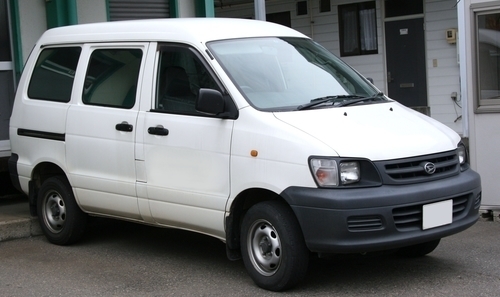 Белый микроавтобус Daihatsu Дельта