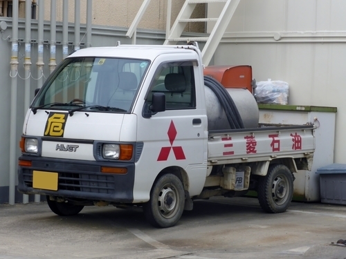 Daihatsu Hijet truck van Mitsubishi olie