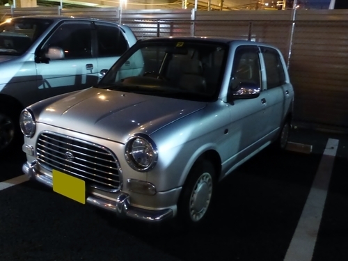 Daihatsu Mira Gino L700S en la noche