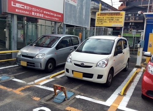 Tre japanska bilar på parkering