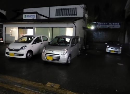 Coches de la marca Daihatsu en estacionamiento
