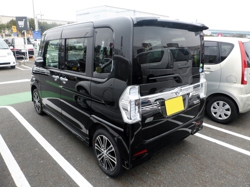 Caminhão chamada Daihatsu TanTo personalizado