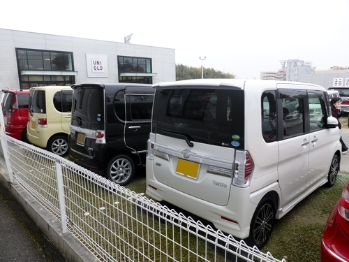 Diahatsu bestelwagens op parking