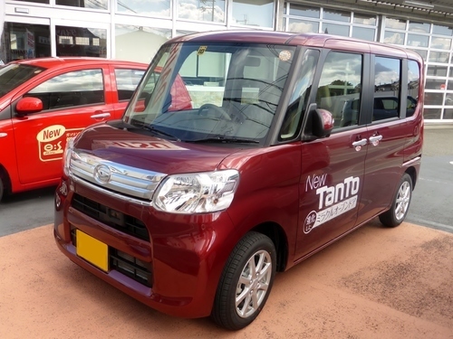 Červená dodávka s názvem Daihatsu TanTo G