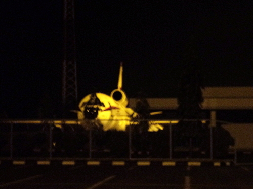 Vliegtuig op de luchthaven bij nacht