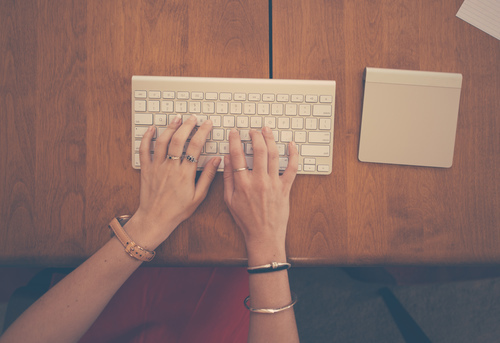 Ženské ruce, psaní na klávesnici