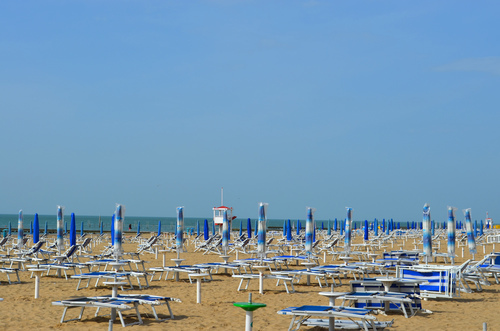 Umbrele de soare gratuite pe plaja