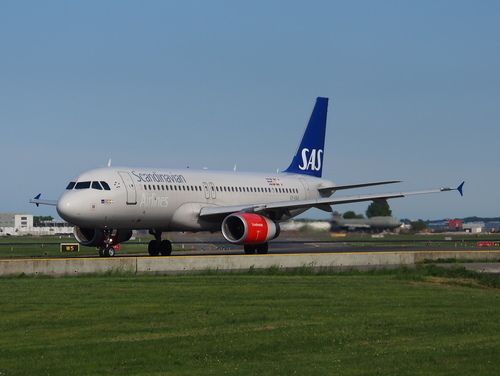 Airbus A320-232 taxiing at Schiphol