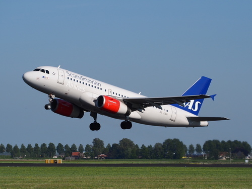 Avión de la Scandinavian airlines despegando