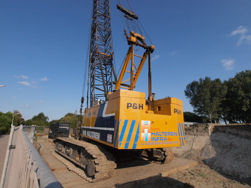 P&H 7065 crane on construction site