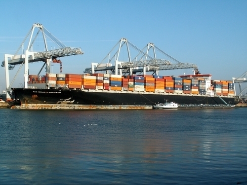 Vrachtschip in de haven van Rotterdam