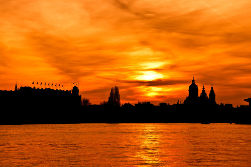 Městské panorama při západu slunce