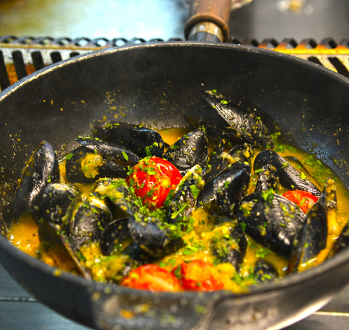 Mussels in wok