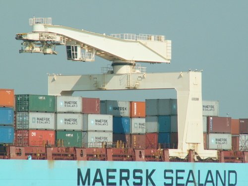 Maersk lastfartyg i en port