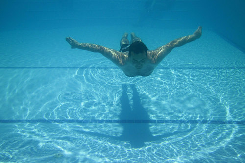 Omul in piscina