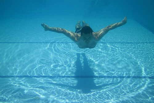 Hombre en la piscina