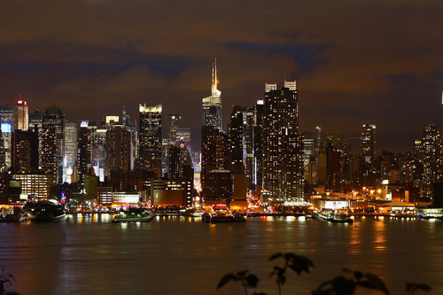 De skyline van Manhattan bij nacht