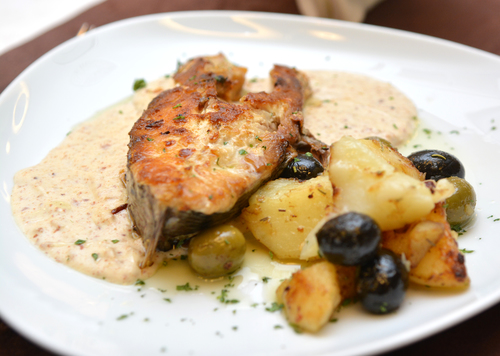 Filé de salmão com batatas e azeitonas