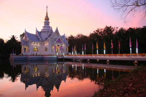 Sala de meditación en la noche