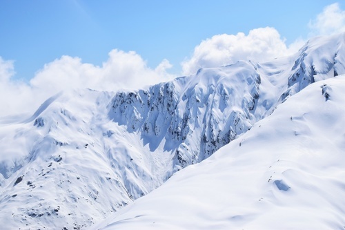 Massiccia catena montuosa ricoperta di neve