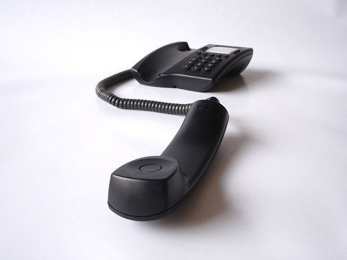 Телефон приймач поруч з телефону