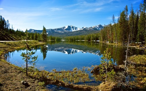 Lac dans les montagnes