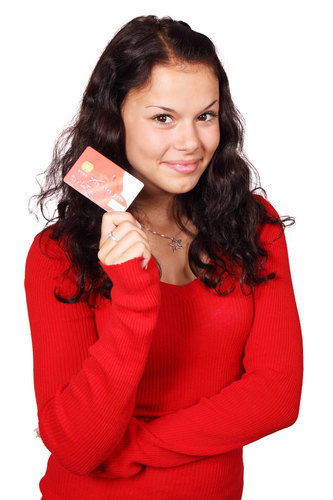 Menina sorridente com cartão de crédito