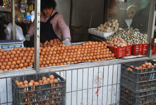 Huevos mostrados en el stand de mercado