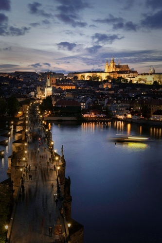 Prague dans la nuit