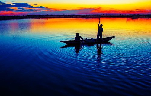 Рибалка в синій lagune