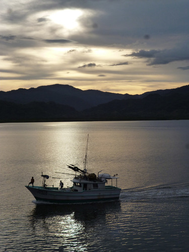 Barco de pesca en la puesta del sol
