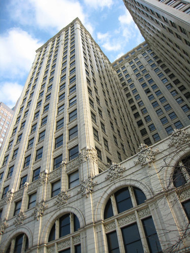 Огромное здание в центре города