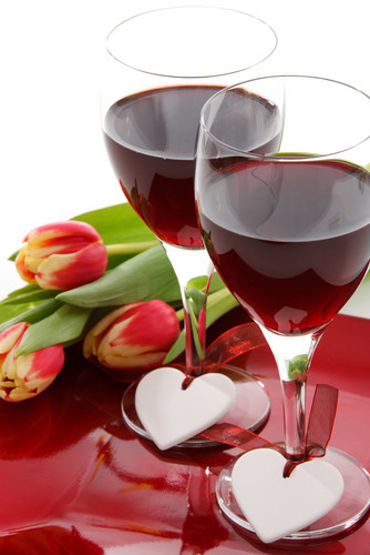 Flores y vino tinto