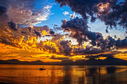 Günbatımı okyanus Vietnam üzerinde