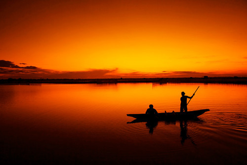 Pêcher le poisson au lever du soleil