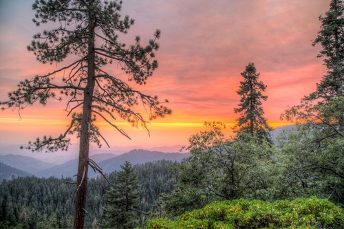 Coucher de soleil dans les montagnes