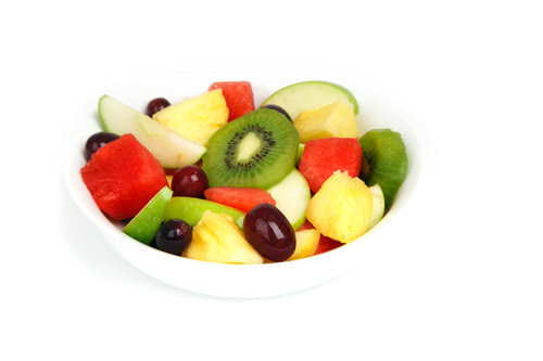 Ensalada de frutas en un recipiente