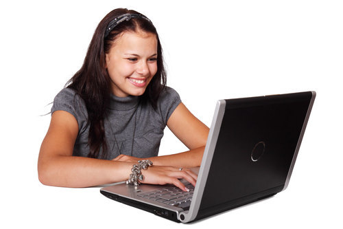 Dizüstü bilgisayar ile genç kadın
