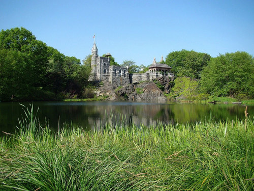 Замок в парке