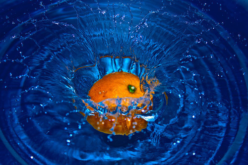 Splash naranja en agua