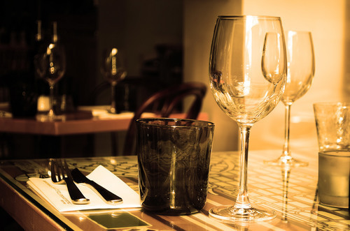Copo de vinho com utensílios na mesa de jantar