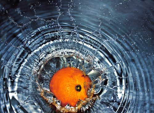 Caer en el depósito de agua de naranja