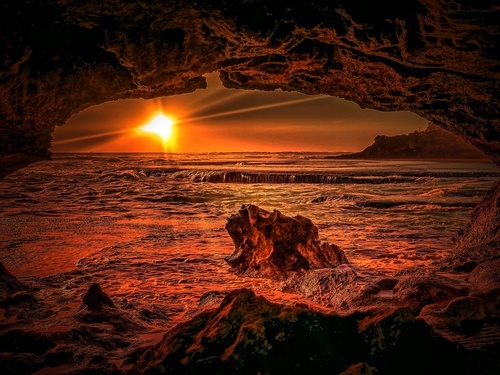 Захід сонця на березі океану