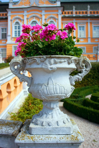 Каменные вазы в античном стиле